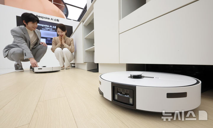 [서울=뉴시스] 조성우 기자 = 11일 오전 서울 서초구 삼성 강남에서 열린 삼성전자 2026년형 로봇청소기 신제품 미디어 브리핑에서 모델이 '비스포크 AI 스팀'을 소개하고 있다. 2026.02.11. xconfind@newsis.com