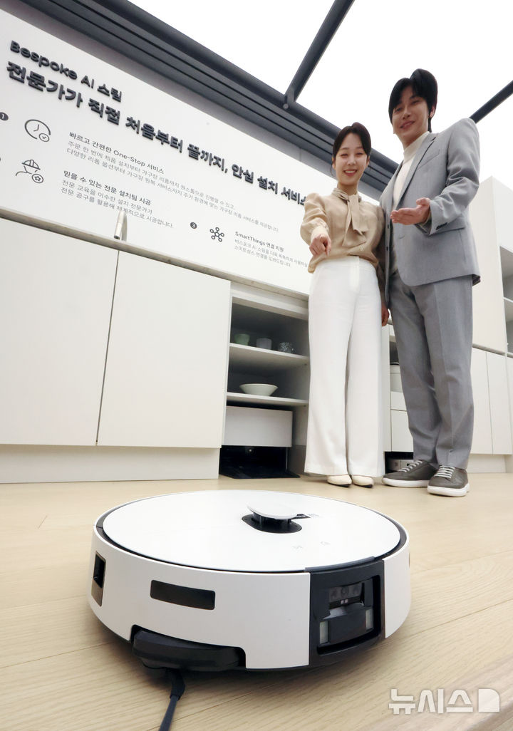 [서울=뉴시스] 조성우 기자 = 11일 오전 서울 서초구 삼성 강남에서 열린 삼성전자 2026년형 로봇청소기 신제품 미디어 브리핑에서 모델이 '비스포크 AI 스팀'을 소개하고 있다. 2026.02.11. xconfind@newsis.com