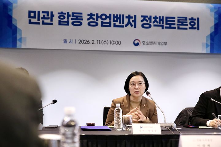 [서울=뉴시스] 한성숙 중소벤처기업부 장관이 지난 11일 서울에서 열린 '민관 합동 창업벤처 정책토론회'에서 참석자들과 창업벤처 분야 주요 현안에 대해 자유 토론을 하고 있다. (사진=중소벤처기업부 제공) 2026.02.12. photo@newsis.com *재판매 및 DB 금지