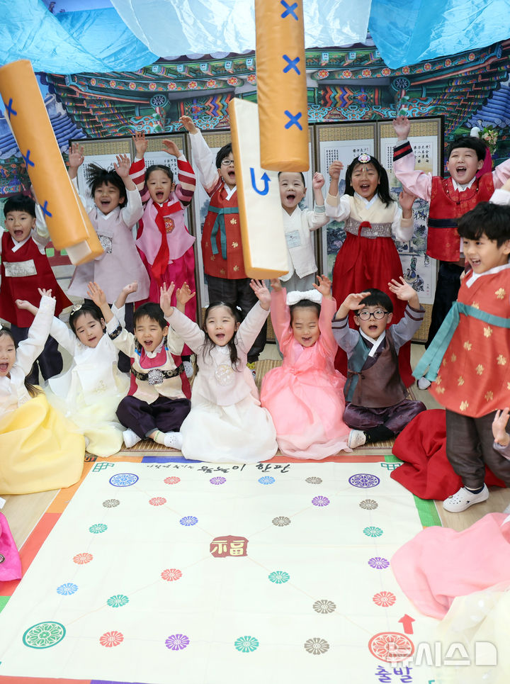 설 명절을 앞두고 윷놀이 체험하는 어린이들 (뉴시스 db)