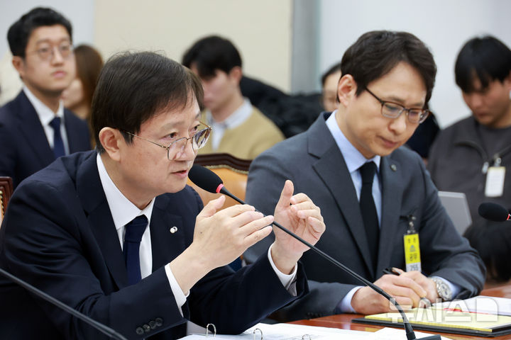 [서울=뉴시스] 고승민 기자 = 이찬진 금융감독원장이 11일 서울 여의도 국회에서 열린 정무위원회의 빗썸 관련 긴급 현안질의에서 의원 질의에 답하고 있다. 2026.02.11. kkssmm99@newsis.com