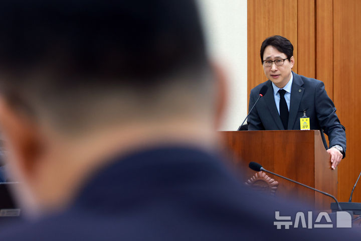 [서울=뉴시스] 고승민 기자 = 이재원 빗썸 대표이사가 11일 서울 여의도 국회에서 열린 정무위원회의 빗썸 관련 긴급 현안질의에서 의원 질의에 답하고 있다. 2026.02.11. kkssmm99@newsis.com