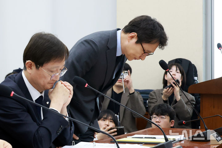 [서울=뉴시스] 고승민 기자 = 이재원 빗썸 대표이사가 11일 서울 여의도 국회에서 열린 정무위원회의 빗썸 관련 긴급 현안질의에서 사과 후 인사하고 있다. 2026.02.11. kkssmm99@newsis.com