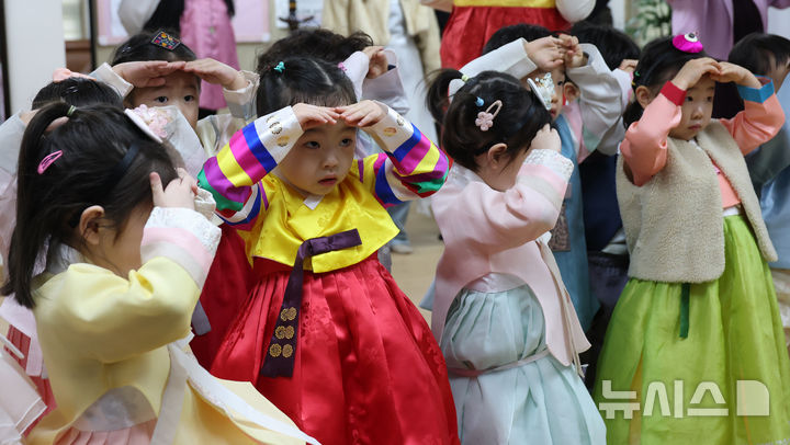 [서울=뉴시스] 김명년 기자 = 설 연휴를 앞둔 11일 서울 송파구 삼성아트 어린이집 어린이들이 문정래미안 경로당을 찾아 어르신들에게 인사를 하고 있다.(공동취재) 2026.02.11. photo@newsis.com