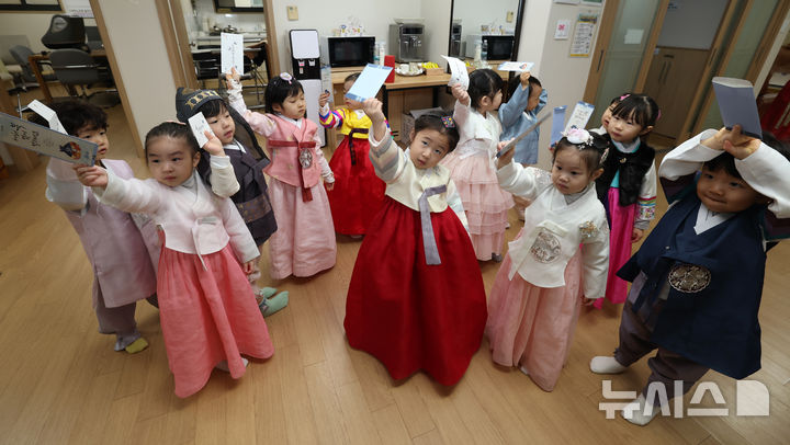 [서울=뉴시스] 김명년 기자 = 설 연휴를 앞둔 11일 서울 송파구 삼성아트 어린이집 어린이들이 문정래미안 경로당을 찾아 어르신들에게 세배를 한 뒤 세뱃돈이 든 봉투를 들어보이고 있다.(공동취재) 2026.02.11. photo@newsis.com