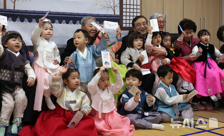 [서울=뉴시스] 김명년 기자 = 설 연휴를 앞둔 11일 서울 송파구 삼성아트 어린이집 어린이들이 문정래미안 경로당을 찾아 어르신들에게 세배를 한 뒤 기념촬영하고 있다.(공동취재) 2026.02.11. photo@newsis.com