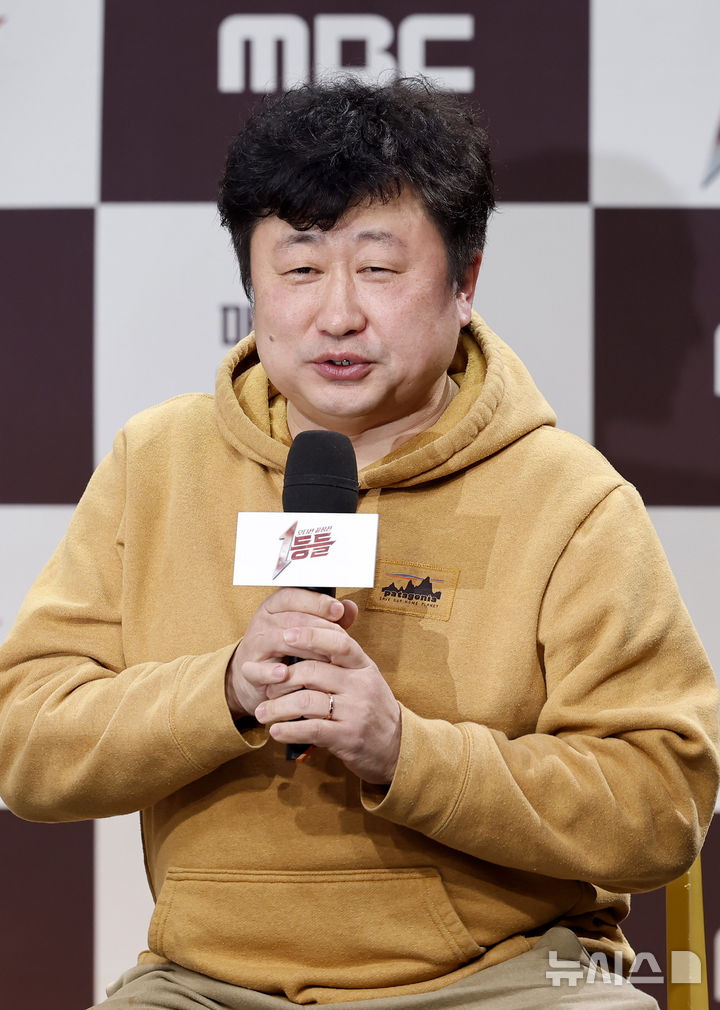 [서울=뉴시스] 김혜진 기자 = 김명진PD가 11일 오전 서울 마포구 MBC 골든마우스홀에서 열린 새 예능 프로그램 '1등들' 제작발표회에서 인사말을 하고 있다. 2026.02.11. jini@newsis.com