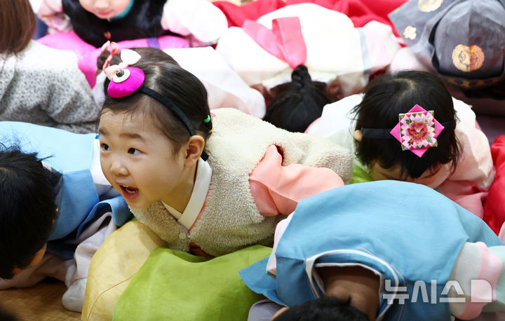 '앙증맞게 세배해요' [오늘의 한 컷]