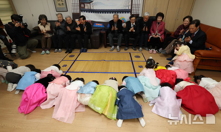 [서울=뉴시스] 김명년 기자 = 설 연휴를 앞둔 11일 서울 송파구 삼성아트 어린이집 어린이들이 문정래미안 경로당을 찾아 어르신들에게 세배를 하고 있다.(공동취재) 2026.02.11. photo@newsis.com