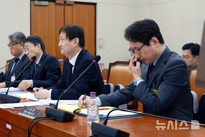 [서울=뉴시스] 고승민 기자 = 이재원 빗썸 대표이사가 지난 11일 서울 여의도 국회에서 열린 정무위원회의 빗썸 관련 긴급 현안질의에서 얼굴을 만지고 있다. 2026.02.11. kkssmm99@newsis.com