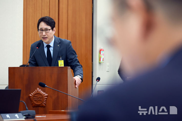 [서울=뉴시스] 고승민 기자 = 이재원 빗썸 대표이사가 11일 서울 여의도 국회에서 열린 정무위원회의 빗썸 관련 긴급 현안질의에서 의원 질의에 답하고 있다. 2026.02.11. kkssmm99@newsis.com