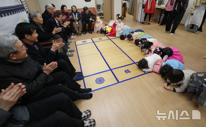 [서울=뉴시스] 김명년 기자 = 설 연휴를 앞둔 11일 서울 송파구 삼성아트 어린이집 어린이들이 문정래미안 경로당을 찾아 어르신들에게 세배를 하고 있다.(공동취재) 2026.02.11. photo@newsis.com