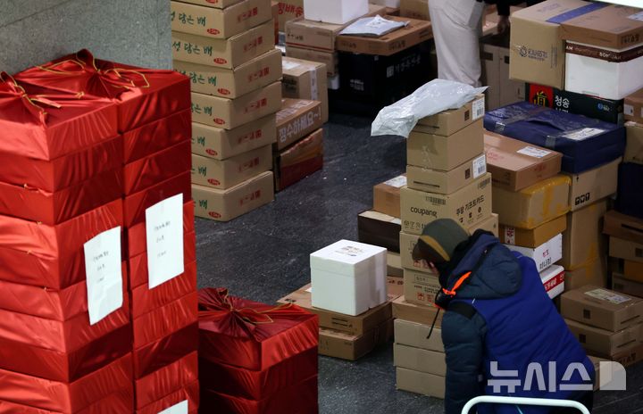[서울=뉴시스] 조성봉 기자= 설 명절을 앞둔 11일 오전 서울 여의도 국회 의원회관 로비에 각 의원실로 배달된 선물이 가득하다. 2026.02.11. suncho21@newsis.com