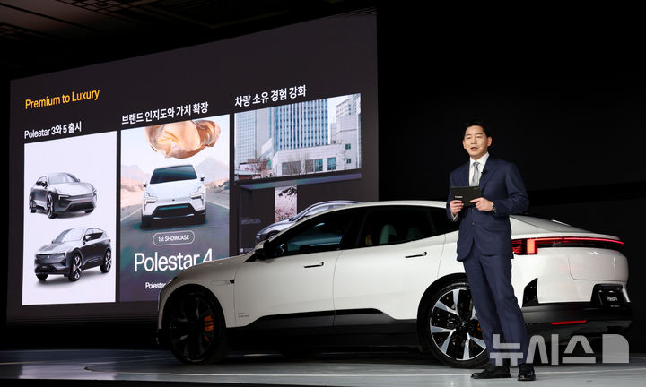 [서울=뉴시스] 김진아 기자 = 함종성 폴스타코리아 대표이사가 11일 서울 용산구 그랜드 하얏트 서울에서 열린 '2026 폴스타 미디어 데이 (Polestar Media Day)'에서 폴스타 3(Polestar 3), 폴스타 5(Polestar 5)가 공개에 앞서 전략발표를 하고 있다. 2026.02.11. bluesoda@newsis.com