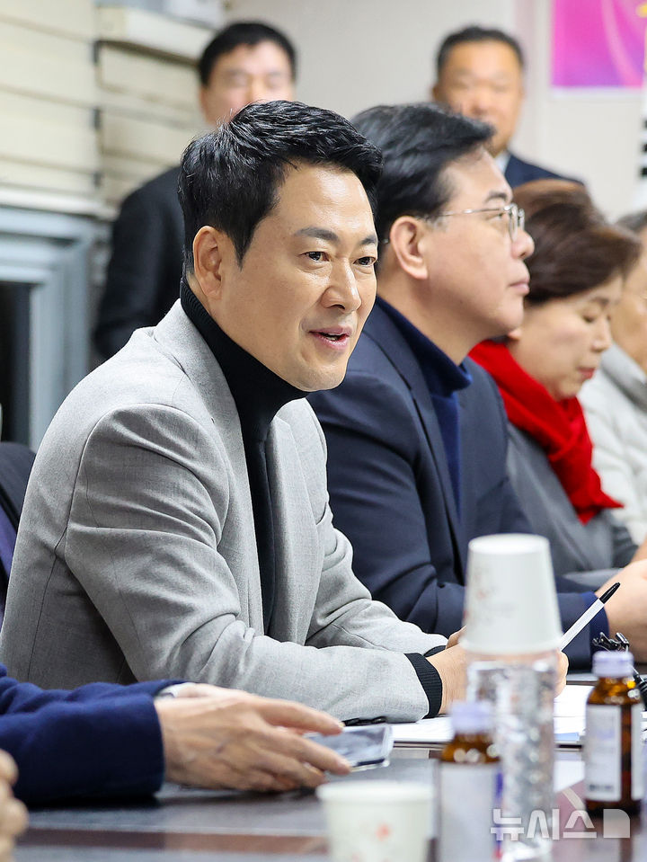 [대구=뉴시스] 이무열 기자 = 장동혁 국민의힘 대표가 11일 대구 중구 서문시장에서 열린 연합회 간담회에서 발언하고 있다. 2026.02.11. lmy@newsis.com