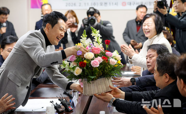 [대구=뉴시스] 이무열 기자 = 장동혁 국민의힘 대표가 11일 대구 중구 서문시장에서 열린 연합회 간담회에서 꽃바구니를 받고 있다. 2026.02.11. lmy@newsis.com