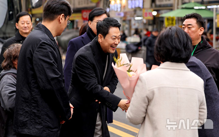 [대구=뉴시스] 이무열 기자 = 장동혁 국민의힘 대표가 11일 대구 중구 서문시장을 찾아 시민들과 인사를 나누고 있다. 2026.02.11. lmy@newsis.com
