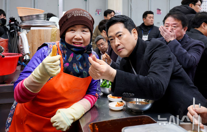 [대구=뉴시스] 이무열 기자 = 장동혁 국민의힘 대표가 11일 대구 중구 서문시장을 찾아 상인과 기념촬영을 하고 있다. 2026.02.11. lmy@newsis.com