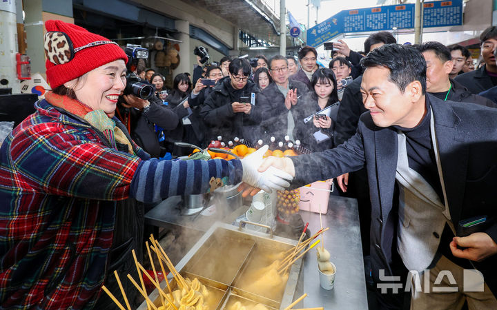 [대구=뉴시스] 이무열 기자 = 장동혁 국민의힘 대표가 11일 대구 중구 서문시장을 찾아 상인과 인사를 나누고 있다. 2026.02.11. lmy@newsis.com