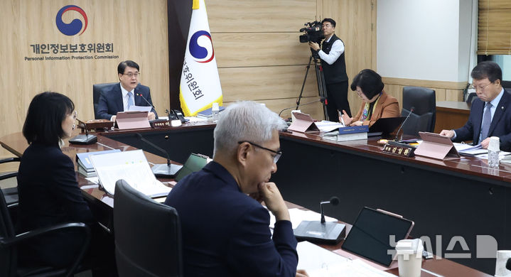 [서울=뉴시스] 추상철 기자 = 이정렬 개인정보보호위원회 부위원장이 11일 오후 서울 종로구 정부서울청사에서 열린 제3회 위원회 전체회의에서 발언하고 있다. 2026.02.11. scchoo@newsis.com