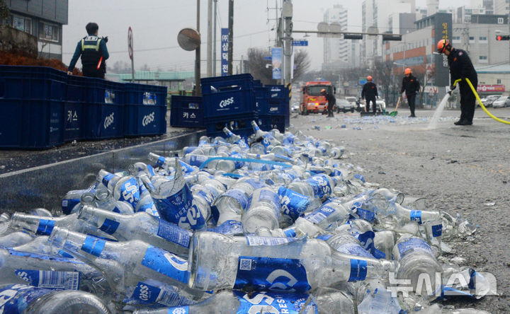 전주 동부대로 아수라장, 맥주 50상자 와르르…교통불편