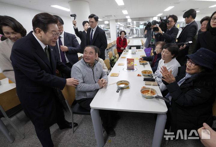 [충주=뉴시스] 최동준 기자 = 이재명 대통령과 김혜경 여사가 11일 충북 충주시건강복지타운 내 취약계층이 무료로 라면을 먹을 수 있는 공유 공간인 '나누면'을 방문해 시민들과 대화하고 있다. 2026.02.11. photocdj@newsis.com