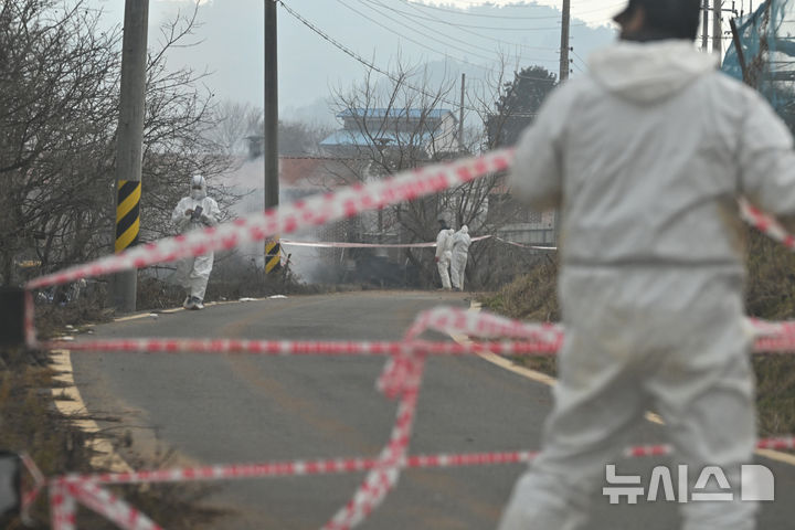 [나주=뉴시스] 이영주 기자 = 전남 나주지역에 아프리카돼지열병(ASF)이 발병한지 사흘 째인 11일 오후 전남 나주시 ASF 발병 농가에서 방역 요원들이 차단선을 설치하고 있다. 2026.02.11. leeyj2578@newsis.com