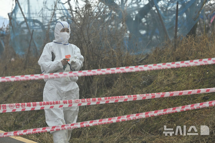[나주=뉴시스] 이영주 기자 = 사진은 전남 나주지역에 아프리카돼지열병(ASF)이 발병한 지 사흘 째인 지난 11일 오후 전남 나주시 ASF 발병 농가에서 방역 요원들이 차단선을 설치하고 있는 모습. 2026.02.11. leeyj2578@newsis.com