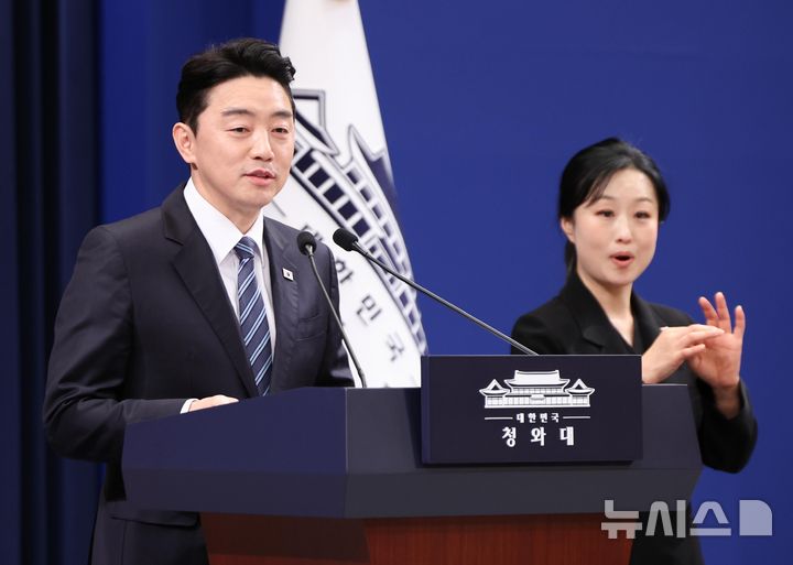 [서울=뉴시스] 최동준 기자 = 강훈식 대통령 비서실장이 11일 청와대 춘추관에서 여야 양당 대표 초청 오찬 회동 관련 브리핑을 하고 있다. (청와대통신사진기자단) 2026.02.11. photocdj@newsis.com