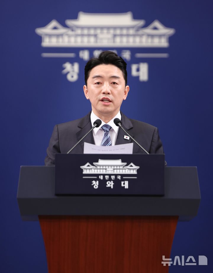 [서울=뉴시스] 최동준 기자 = 강훈식 대통령 비서실장이 11일 청와대 춘추관에서 여야 양당 대표 초청 오찬 회동 관련 브리핑을 하고 있다. (청와대통신사진기자단) 2026.02.11. photocdj@newsis.com