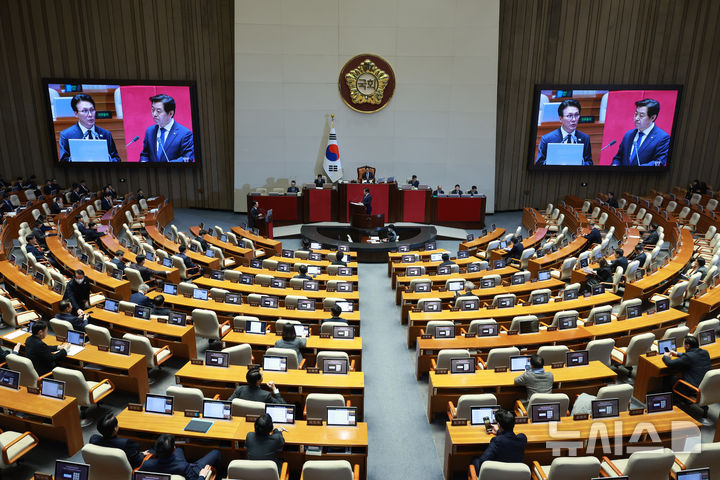 [서울=뉴시스] 고승민 기자 = 김민석 국무총리가 11일 서울 여의도 국회에서 열린 제432회국회(임시회) 제6차 본회의, 교육·사회·문화에 관한 대정부질문에서 황명선 더불어민주당 의원 질의에 답하고 있다. 2026.02.11. kkssmm99@newsis.com