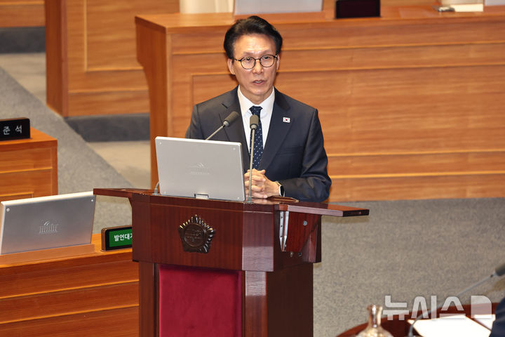 [서울=뉴시스] 김금보 기자 = 김민석 국무총리가 11일 오후 서울 여의도 국회에서 열린 제432회국회(임시회) 제6차 본회의에서 교육·사회·문화에 관한 대정부 질문에 답변을 하고 있다. 2026.02.11. kgb@newsis.com
