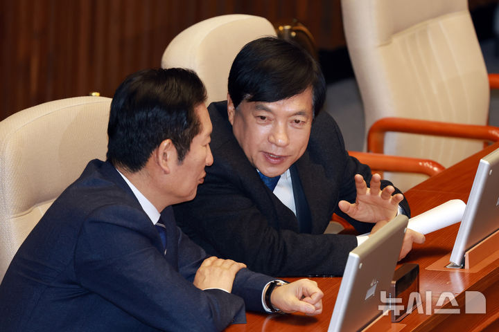 [서울=뉴시스] 고승민 기자 = 더불어민주당 정청래 대표와 이성윤 최고위원이 지난 11일 서울 여의도 국회에서 열린 제432회국회(임시회) 제6차 본회의, 교육·사회·문화에 관한 대정부질문에서 대화하고 있다. 2026.02.11. kkssmm99@newsis.com