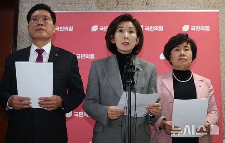 [서울=뉴시스] 조성봉 기자 = 나경원 국민의힘 의원을 비롯한 법사위 의원들이 11일 오후 서울 여의도 국회에서 '법원조직법 일부개정법률안' 등에 대한 입장 발표를 하고 있다. 2026.02.11. suncho21@newsis.com