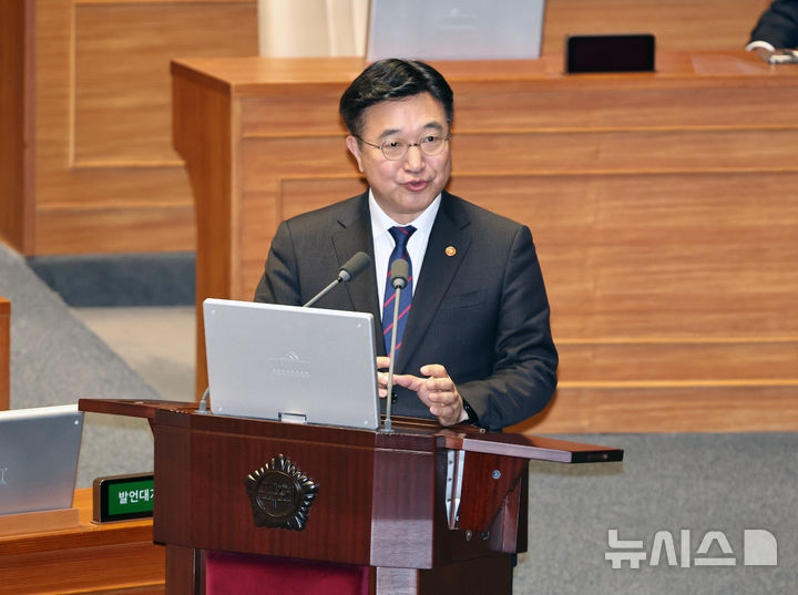 [서울=뉴시스] 김금보 기자 = 윤호중 행정안전부 장관이 11일 오후 서울 여의도 국회에서 열린 제432회국회(임시회) 제6차 본회의에서 교육·사회·문화에 관한 대정부 질문에 답변을 하고 있다. 2026.02.11. kgb@newsis.com