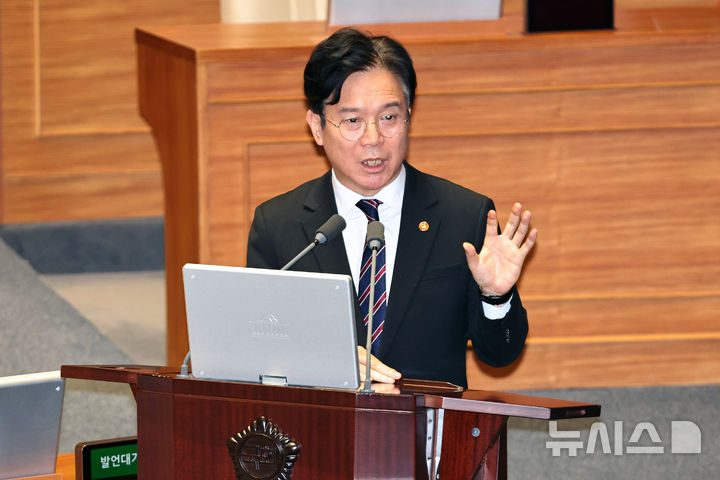 [서울=뉴시스] 김금보 기자 = 김영환 고용노동부 장관이 11일 오후 서울 여의도 국회에서 열린 제432회국회(임시회) 제6차 본회의에서 교육·사회·문화에 관한 대정부 질문에 답변을 하고 있다. 2026.02.11. kgb@newsis.com