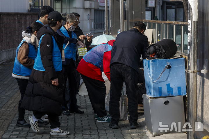 [서울=뉴시스] 정병혁 기자 = 염영남 뉴시스 대표이사 사장과 임직원들로 구성된 뉴시스 봉사단이 11일 서울 용산구 서울역 광장에서 노숙인 설맞이 떡 나눔 지원 봉사활동을 하고 있다. 2026.02.11. jhope@newsis.com