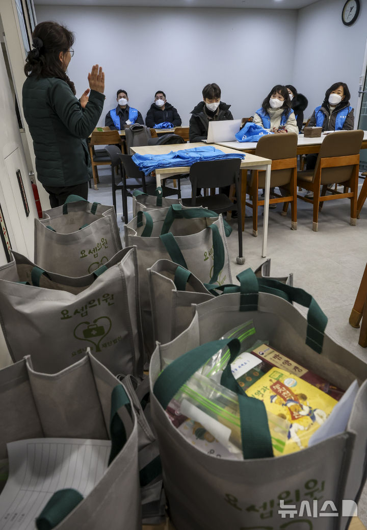 [서울=뉴시스] 정병혁 기자 = 염영남 뉴시스 대표이사 사장과 임직원들로 구성된 뉴시스 봉사단이 11일 서울 용산구 요셉의원에서 쪽방촌 및 노숙인 설맞이 떡 나눔 지원 봉사활동에 앞서 교육을 받고 있다. 2026.02.11. jhope@newsis.com