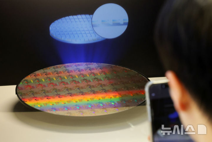 일본 제치고 수출 '세계 5강', 꿈이 아니다…반도체 호황에 2월도 '맑음'