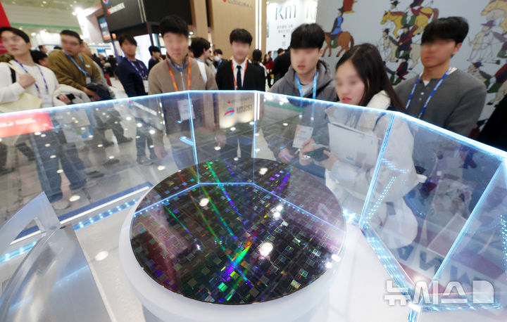 [서울=뉴시스] 조성우 기자 = 11일 오후 서울 강남구 코엑스에서 열린 세미콘 코리아 2026를 찾은 관람객들이 반도체 웨이퍼를 살펴보고 있다. 2026.02.11. xconfind@newsis.com