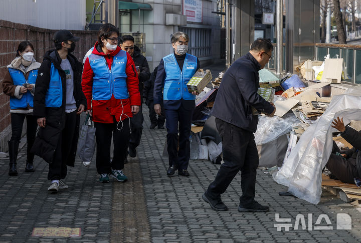 [서울=뉴시스] 정병혁 기자 = 염영남 뉴시스 대표이사 사장과 임직원들로 구성된 뉴시스 봉사단이 11일 서울 용산구 서울역 광장에서 노숙인 설맞이 떡 나눔 지원 봉사활동을 하고 있다. 2026.02.11. jhope@newsis.com