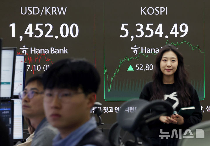 [서울=뉴시스] 김진아 기자 = 11일 서울 중구 하나은행 딜링룸에서 딜러들이 업무를 보고 있다. 코스피는 전 거래일(5301.69)보다 52.80포인트(1.00%) 오른 5354.49에, 코스닥 지수는 전 거래일(1115.20)보다 0.33포인트(0.03%) 하락한 1114.87에 거래를 마쳤다. 2026.02.11. bluesoda@newsis.com
