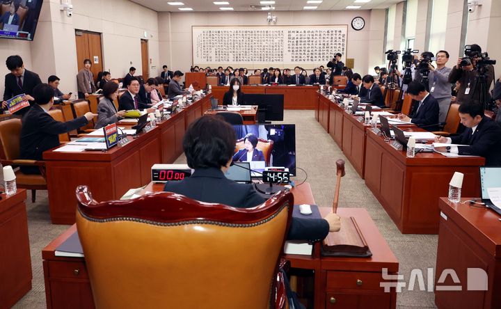 [서울=뉴시스] 조성봉 기자 = 추미애 국회 법제사법위원장이 11일 오후 서울 여의도 국회에서 열린 법제사법위원회 전체회의에서 의사봉을 두드리고 있다. 이날 법사위는 '4심제, 대법관 증원' 등에 대한 법안을 논의할 예정이다. 2026.02.11. suncho21@newsis.com