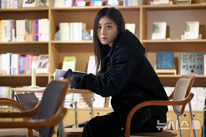 [서울=뉴시스] 박진희 기자 = 주이현 작가가 지난 11일 서울 마포구 문학과지성사에서 인터뷰 하고 있다. 주 작가는 최근 첫 소설집 '녹지 않는 크래프트와 블루의 도시'를 출간했다. 2026.02.15 pak7130@newsis.com