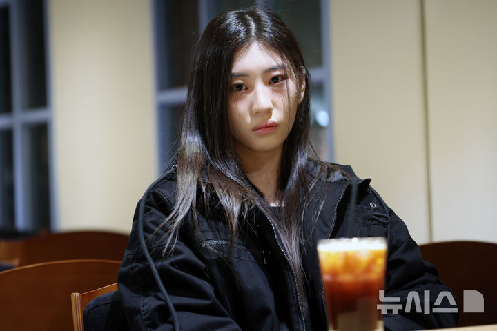 [서울=뉴시스] 박진희 기자 = 주이현 작가가 지난 11일 서울 마포구 문학과지성사에서 인터뷰 하고 있다. 주 작가는 최근 첫 소설집 '녹지 않는 크래프트와 블루의 도시'를 출간했다. 2026.02.14. pak7130@newsis.com