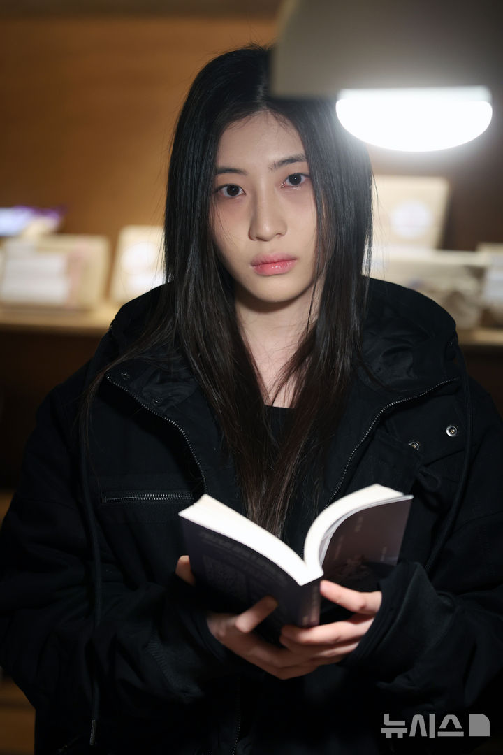 [서울=뉴시스] 박진희 기자 = 주이현 작가가 지난 11일 서울 마포구 문학과지성사에서 인터뷰 하고 있다. 주 작가는 최근 첫 소설집 '녹지 않는 크래프트와 블루의 도시'를 출간했다. 2026.02.15 pak7130@newsis.com