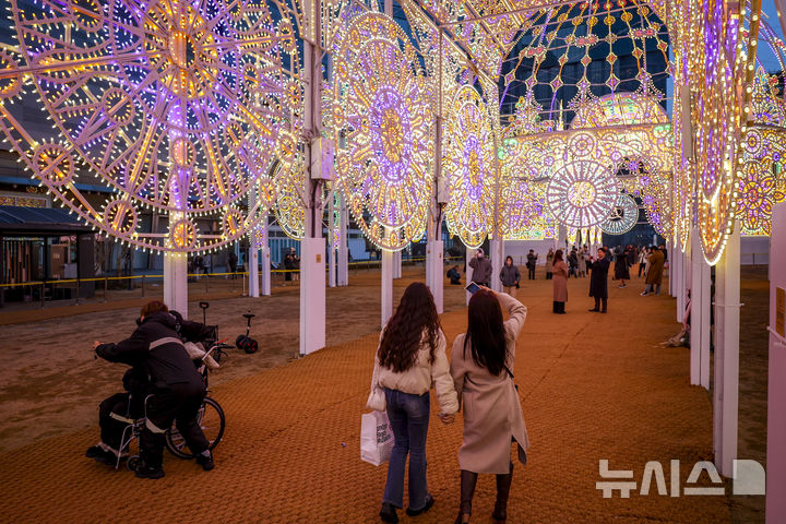 [서울=뉴시스] 정병혁 기자 = 11일 서울 송파구 롯데월드타워 월드파크 일대에서 열린 2026 롯데 루미나리에를 찾은 시민들이 즐거운 시간을 보내고 있다. 2026.02.11. jhope@newsis.com