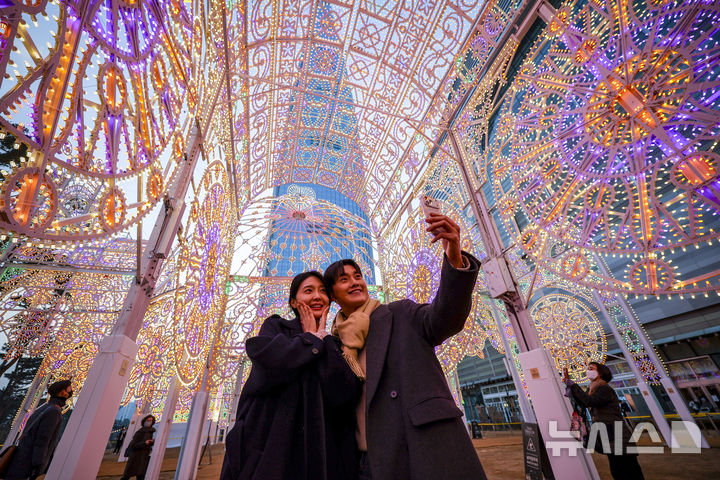 롯데월드타워에서 만나는 빛 축제, '롯데 루미나리에'[뉴시스Pic]