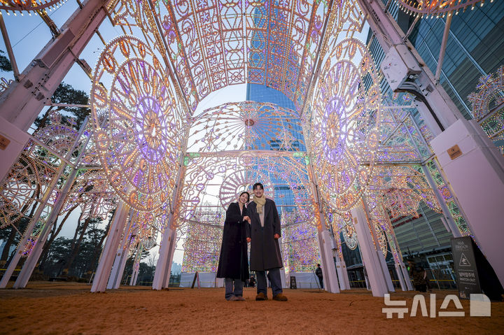 [서울=뉴시스] 정병혁 기자 = 11일 서울 송파구 롯데월드타워 월드파크 일대에서 열린 2026 롯데 루미나리에에서 모델들 포즈를 취하고 있다. 2026.02.11. jhope@newsis.com