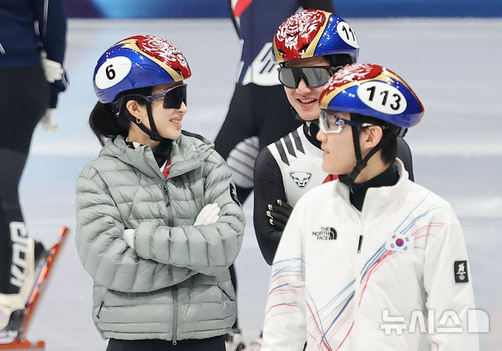 [밀라노=뉴시스] 박주성 기자 = 대한민국 쇼트트랙 대표팀 김길리가 11일(현지 시간) 이탈리아 밀라노 아이스스케이팅 아레나에서 훈련 도중 이정민, 임종언 등과 대화를 나누고 있다. 2026.02.11. park7691@newsis.com